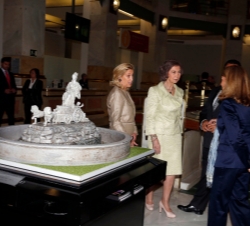 Doña Sofía recorre la exposición V Bienal de Arte Contemporáneo de la Fundación ONCE en el Palacio de Cibeles